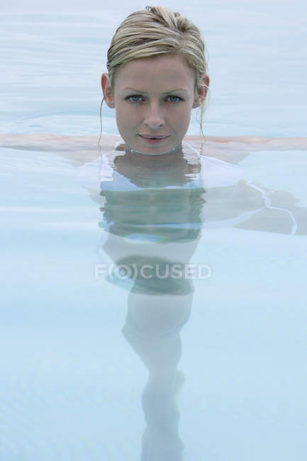 Mujer rubia en la piscina - foto de stock