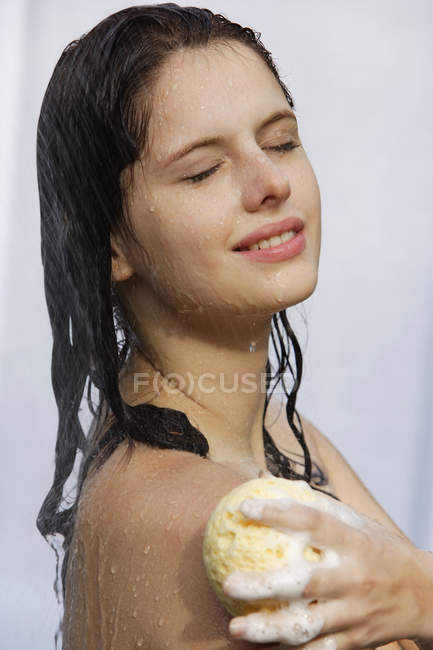Mujer joven en la ducha - foto de stock