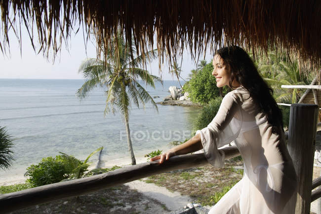 Jeune femme regardant vers la mer — Photo de stock