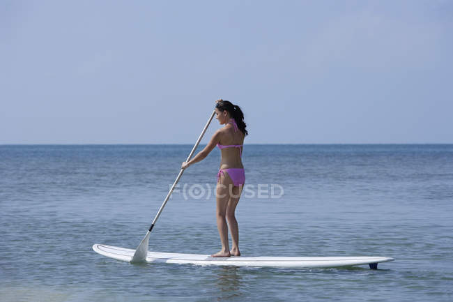 Mulher na prancha de surf no oceano — Fotografia de Stock