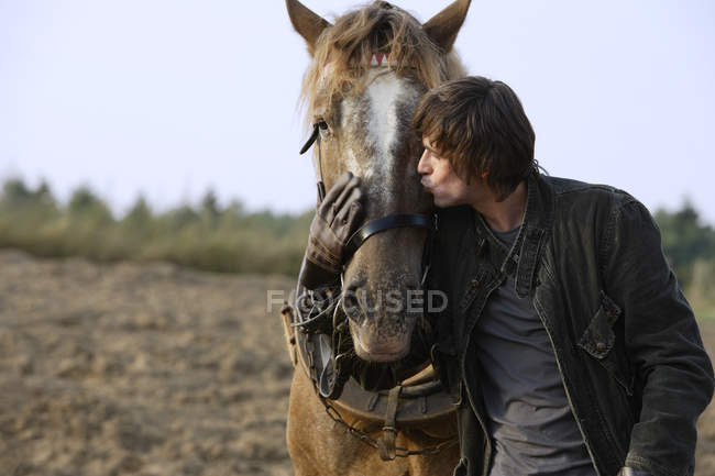 Homme embrasser cheval — Photo de stock