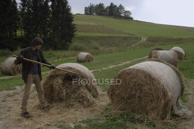 Man making hay stacks — Stock Photo