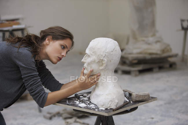 Mujer trabajando en la escultura - foto de stock