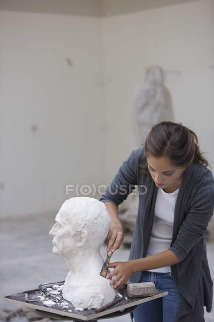 Frau arbeitet bei der Bildhauerei — Stockfoto