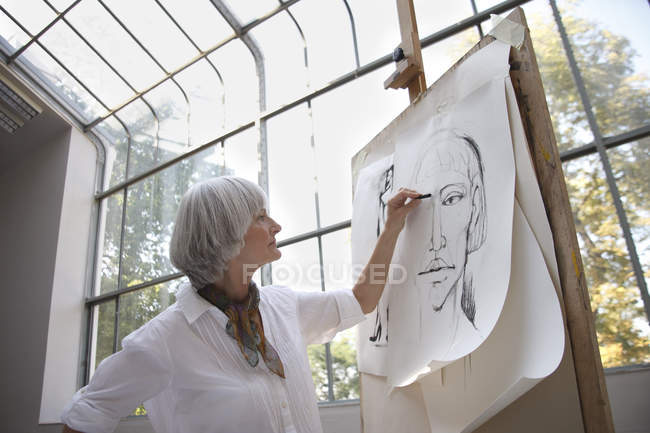 Woman painting picture — Stock Photo