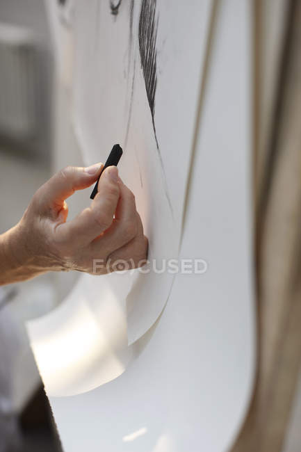 Mão trabalhando na pintura — Fotografia de Stock