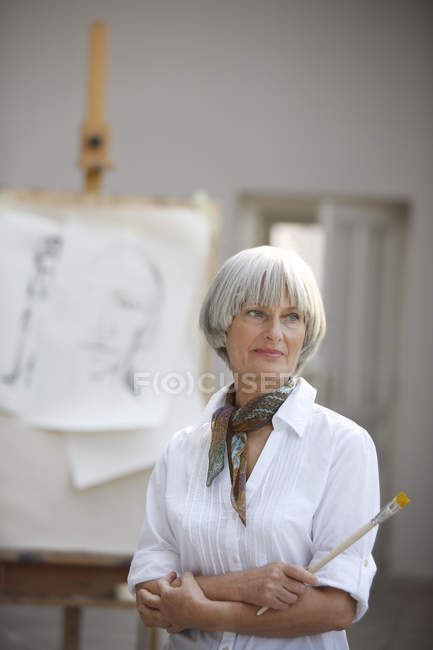Frau steht im Kunstatelier — Stockfoto