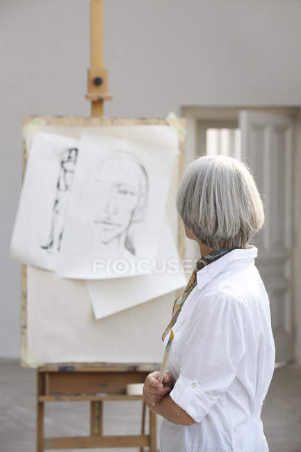 Woman looking at picture — Stock Photo