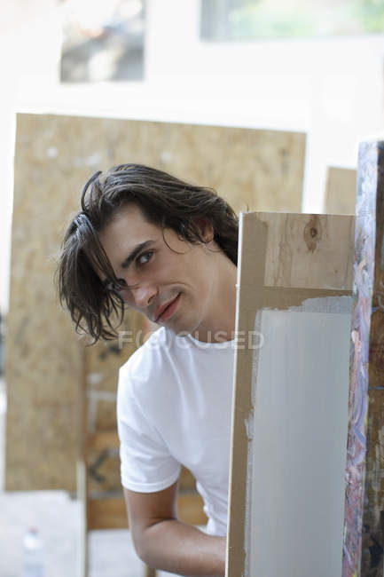 Junger Mann sitzt im Kunstatelier — Stockfoto