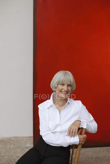 Mujer sentada en un estudio de arte - foto de stock