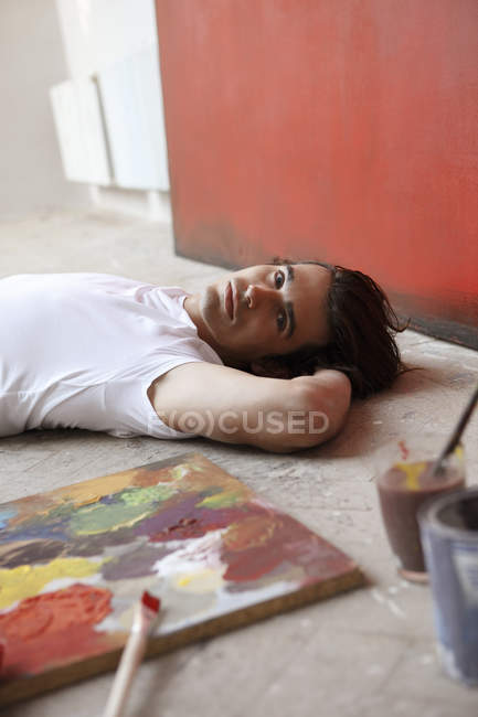 Artiste masculin couché sur le sol — Photo de stock
