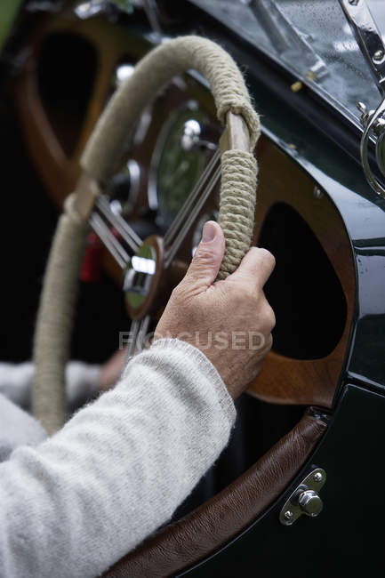 Uomo anziano mani sul volante — Foto stock