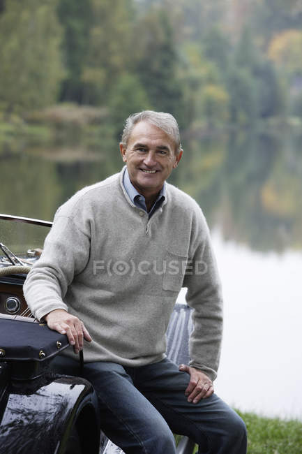 Man leaning against  car — Stock Photo