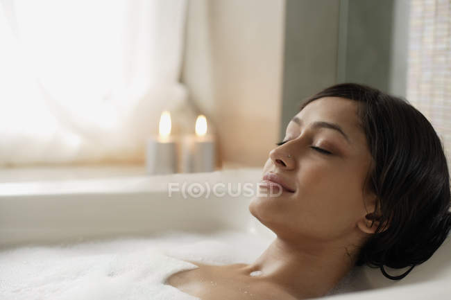 Femme couchée dans la baignoire — Photo de stock