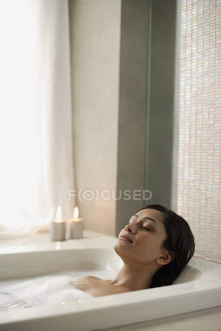 Frau liegt in Badewanne — Stockfoto