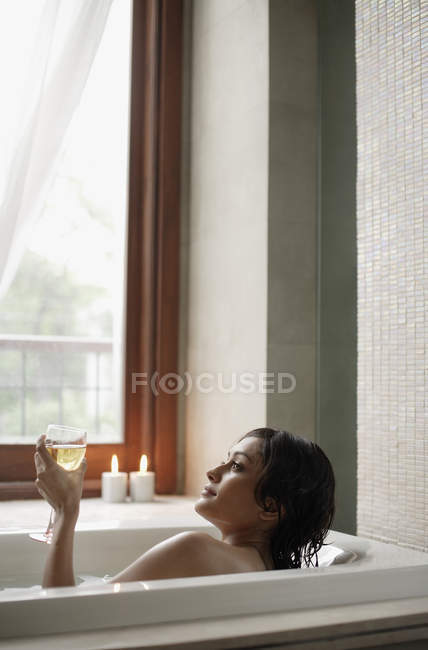 Mujer tendida en la bañera - foto de stock