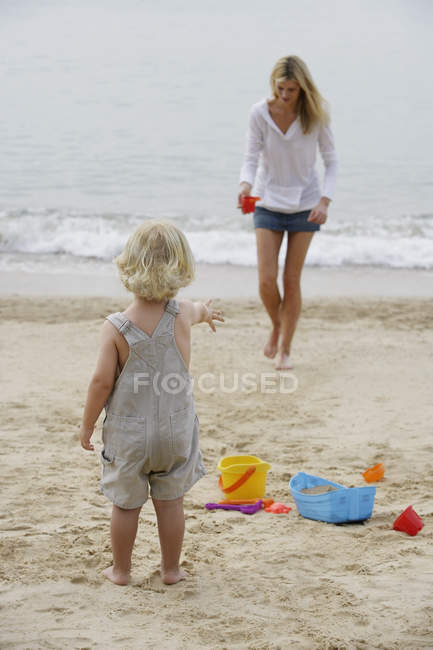 Мать и ребенок на пляже — стоковое фото