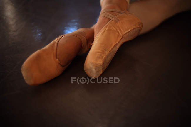 Pieds de ballerine dans les chaussures d'orteil — Photo de stock