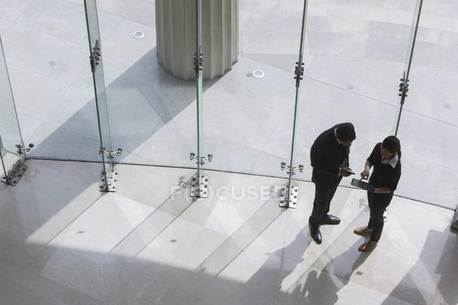 Businesswoman talking to businessman — Stock Photo