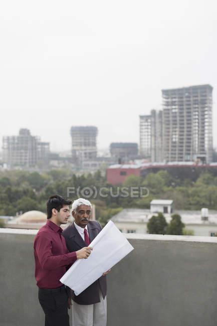 Businessmen having discussion — Stock Photo