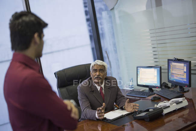 Homem de negócios conversando com o homem mais jovem — Fotografia de Stock