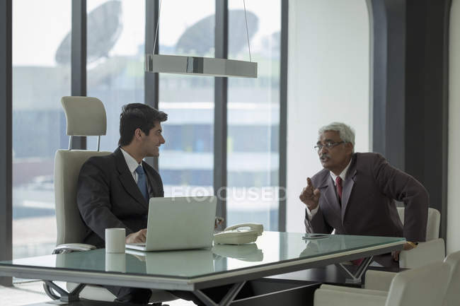 Бизнесмены во время обсуждения в офисе — стоковое фото