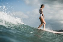 Onda di cattura surfista femminile — Foto stock