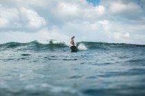 Surfista femenina captura ola - foto de stock