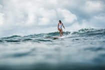 Surferin fängt Welle — Stockfoto