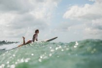 Surferin fängt Welle — Stockfoto