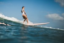Onda di cattura surfista femminile — Foto stock