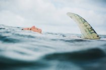 Donna in acqua di mare con tavola da surf — Foto stock