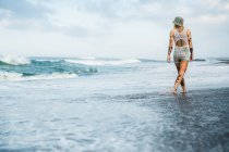 Жінка ходить на пляжі — стокове фото