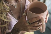 Mulher segurando xícara de café — Fotografia de Stock