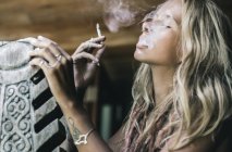 Retrato de mujer fumadora - foto de stock