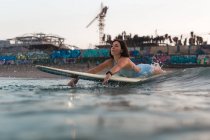 Femme surfeuse sur planche de surf — Photo de stock