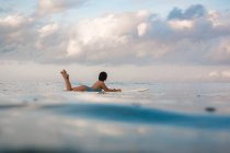 Surfista donna a tavola da surf — Foto stock