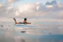 Жіночий серфер на дошці для серфінгу — стокове фото