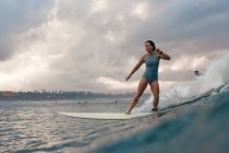 Жіночий серфера на дощок для серфінгу — стокове фото