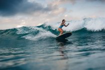 Surfista feminina na prancha de surf — Fotografia de Stock