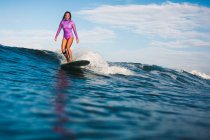 Surferin auf Surfbrett — Stockfoto