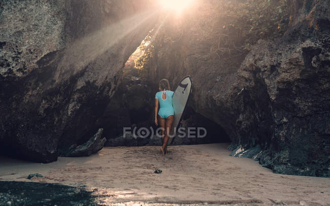 Mujer con tabla de surf - foto de stock