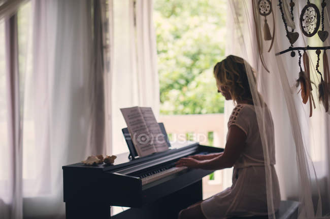 Frau spielt Klavier — Stockfoto