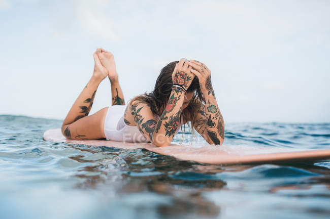 Жінка укладання дощок для серфінгу — стокове фото