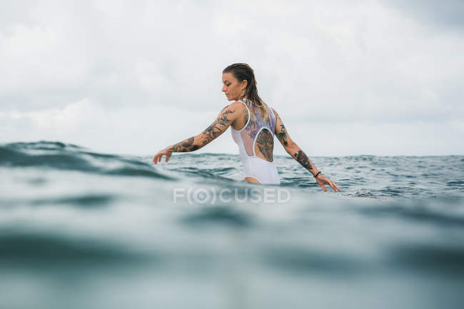 Mulher sentada no surf board — Fotografia de Stock