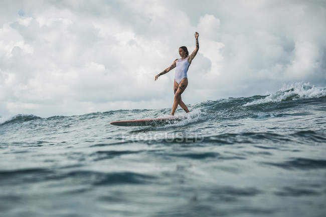 Surfista fêmea captura onda — Fotografia de Stock