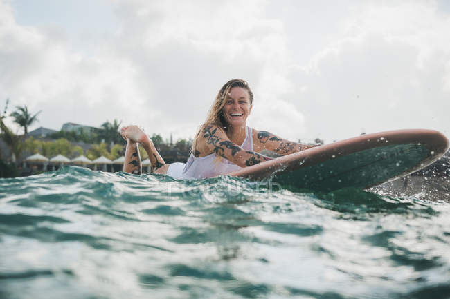 Frau liegt auf Surfbrett — Stockfoto