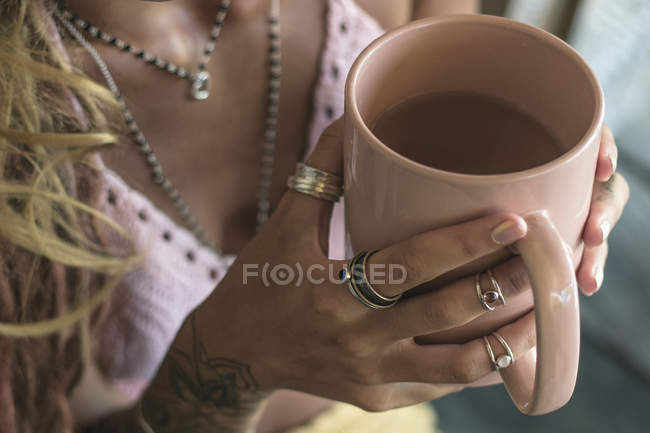 Femme tenant une tasse de café — Photo de stock