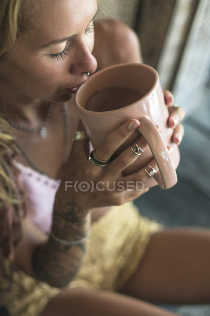 Portrait of woman drinking coffee — Stock Photo
