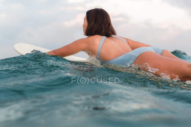 Серфингистка на доске для серфинга — стоковое фото